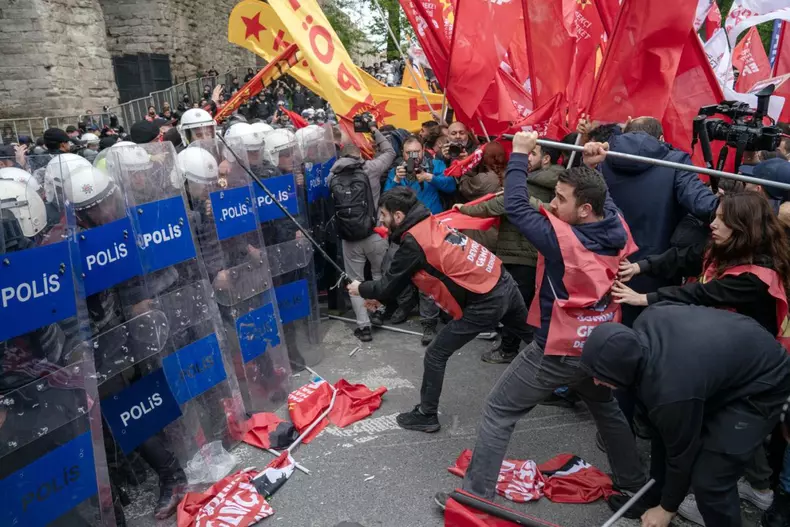 Alertă pe străzile Istanbulului! Protestele de 1 Mai au luat-o razna. Zeci de manifestanți, înfruntați de forțele de ordine