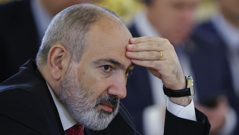 Un nou incident aviatic în care este implicat un demnitar. Elicopterul cu care se deplasa premierul Armeniei a aterizat de urgență