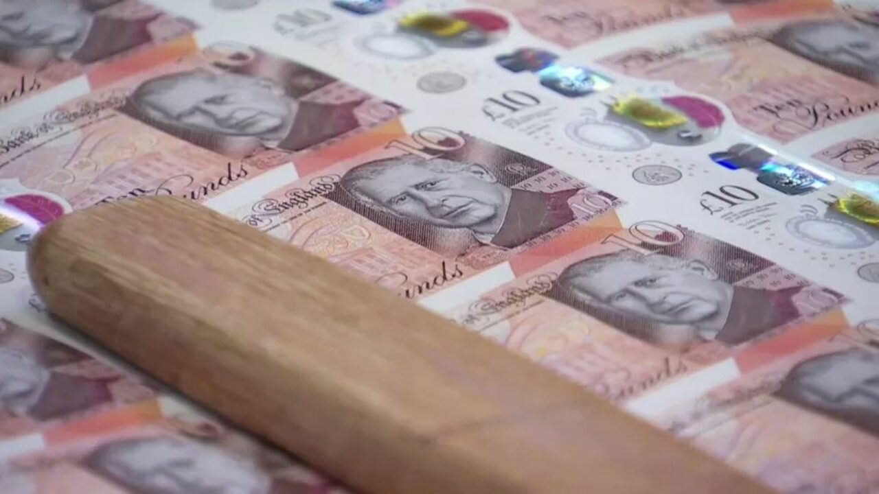 Aceste bancnote se scot din circulaţie, preschimbarea banilor vechi se face la Banca Naţională. Primele serii ar putea valora peste ani o avere