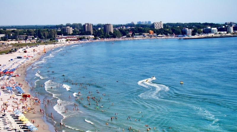 Alertă pe litoralul românesc al Mării Negre. Turiștii au ieșit la mal după ce au observat o substanță cenușie în apă