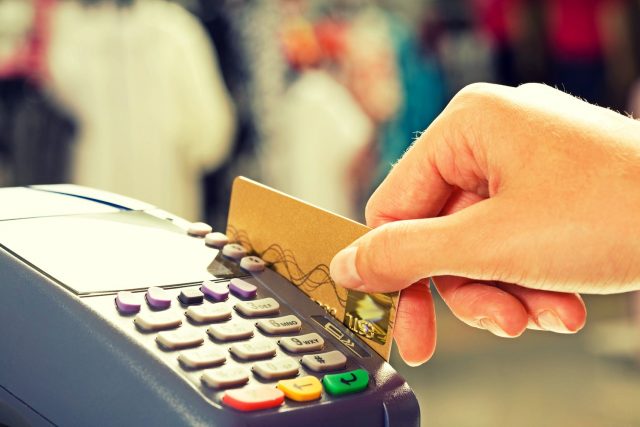 Pană majoră la plata cu cardul. Clienții acestei bănci din România au rămas fără acces la bani, plăți online refuzate