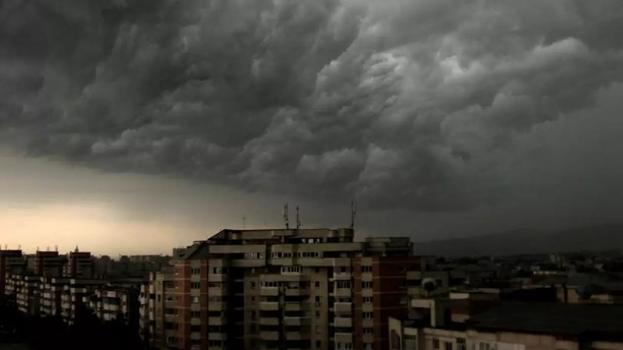 Furtunile continuă în România, iar temperaturile scad chiar și cu 15 grade. Noi alerte cod portocaliu și galben