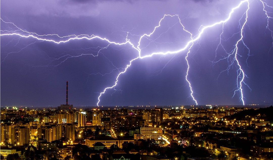 Un val de furtuni puternice mătură România. Vor fi vijelii cu rafale de până la 70 de km/h, ploi torențiale și grindină. ANM a emis mai multe alerte meteo cod galben și portocaliu