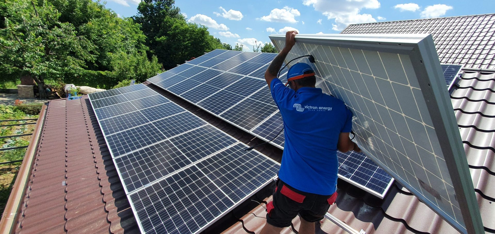 Facturi NEGATIVE la electricitate pentru 500 de familii datorită panourilor fotovoltaice