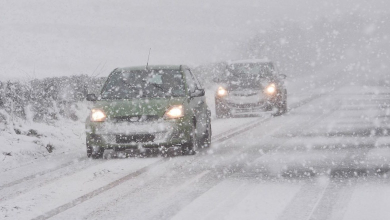 Ninge în România, în plină vară! Temperaturile au scăzut sub 0 grade: „Încercați să evitați zona, deoarece sunt descărcări electrice destul de multe și pot fi periculoase”