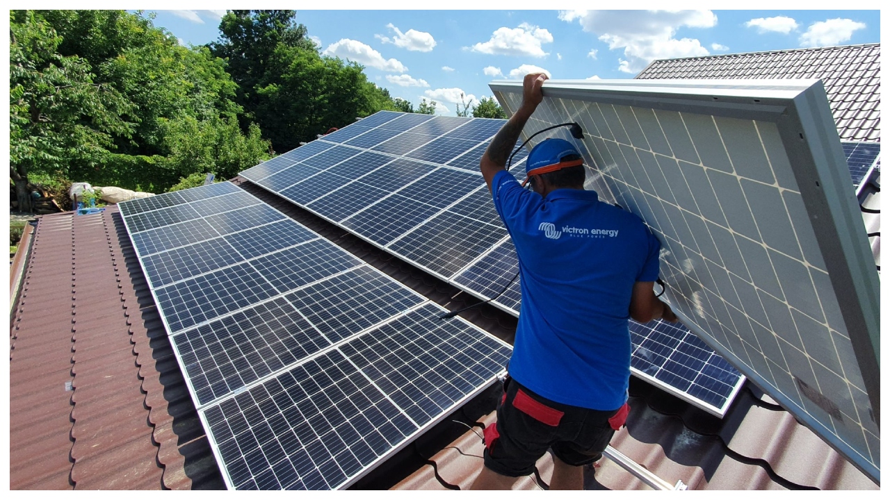 Casa Verde Fotovoltaice 2026 ar putea deveni „Casa Verde Baterii”. Anunţul făcut de ministrul Mediului