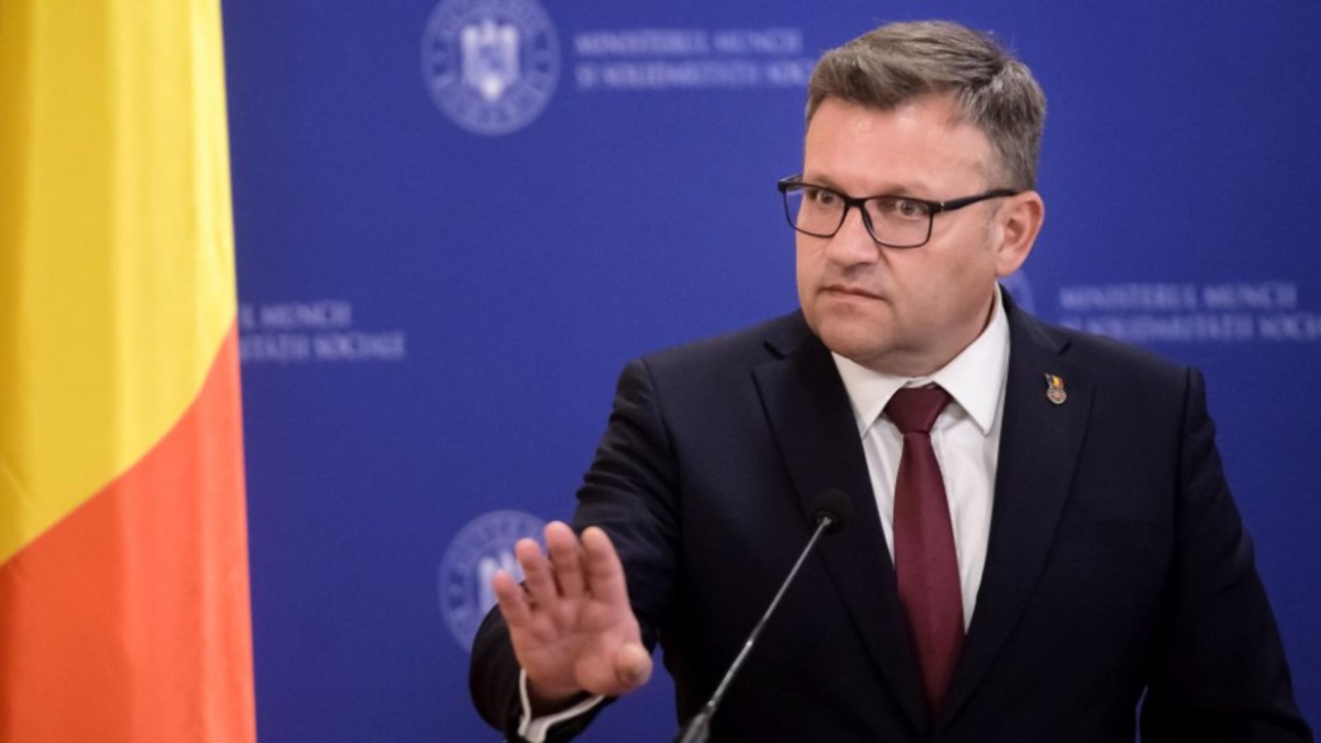 Marius Budăi: Guvernarea „fără excepții” lovește din nou! Nu contează dacă tai din pansamente sau din pixuri – important este să tai. Egalitate deplină: bisturiul și capsatorul suferă la fel!”