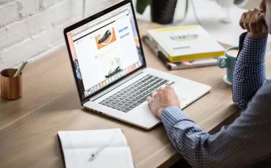 Reminiscenţele pandemiei. Un gigant IT le cere angajaţilor să revină la birou 3 zile pe săptămână. Măsura se aplică din februarie 2026