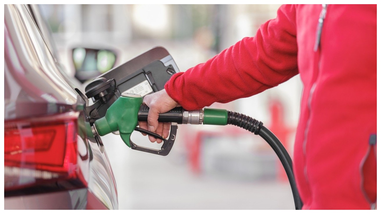 Prețul carburanților a crescut de la 1 ianuarie 2026. Cât costă litrul de motorină și benzină a început de an, după majorarea accizelor