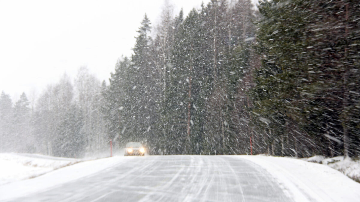 Ninsorile lovesc puternic în zona de munte, iar drumarii intervin pe mai multe drumuri din țară. Prognoza meteo pentru 12 noiembrie - 9 decembrie