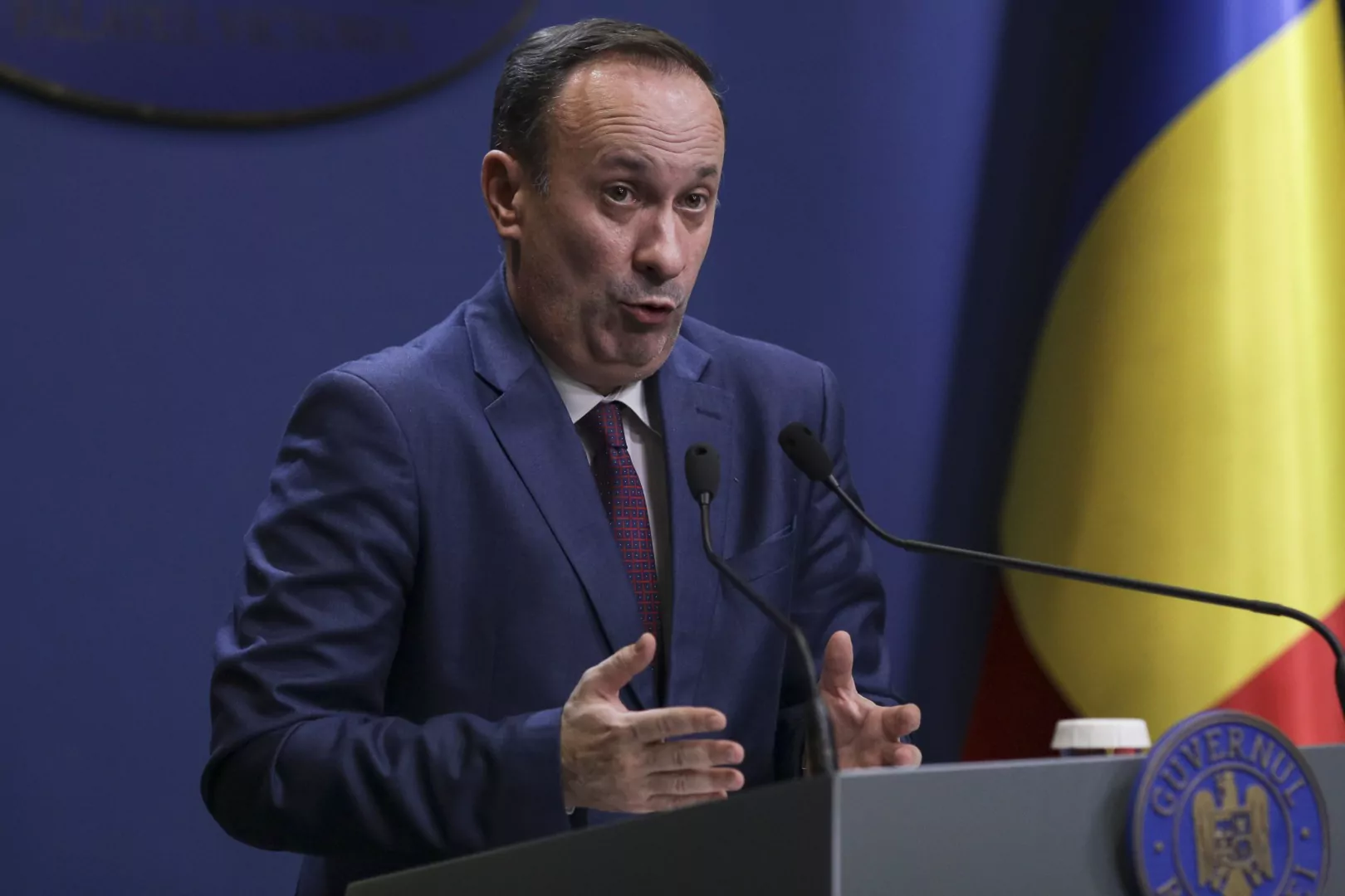 Adrian Câciu îi numără „cash-ul” lui Bolojan şi îl trimite la şcoală: „Puneţi un pic mâna pe carte, că nu doare, ci te face mai deștept”