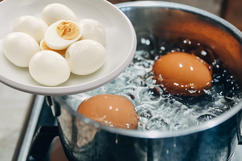 Nu mai pune ouăle în apă rece după ce le-ai fiert. Altul este secretul ca să le decojești ușor și să fie delicioase