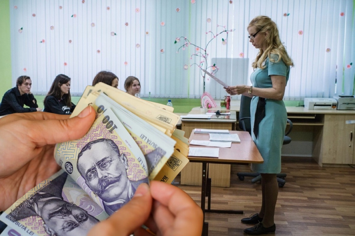 Salariile rușinoase din școlile de stat față de sumele generoase oferite la privat. Câți bani încasează profesorii în funcție de experiență