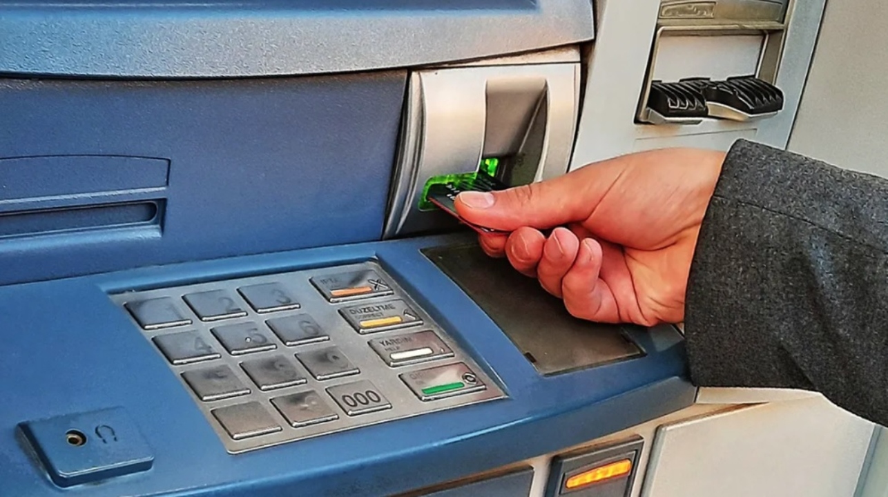 Banii au intrat pe card. Veşti bune pentru români înainte de Ziua naţională