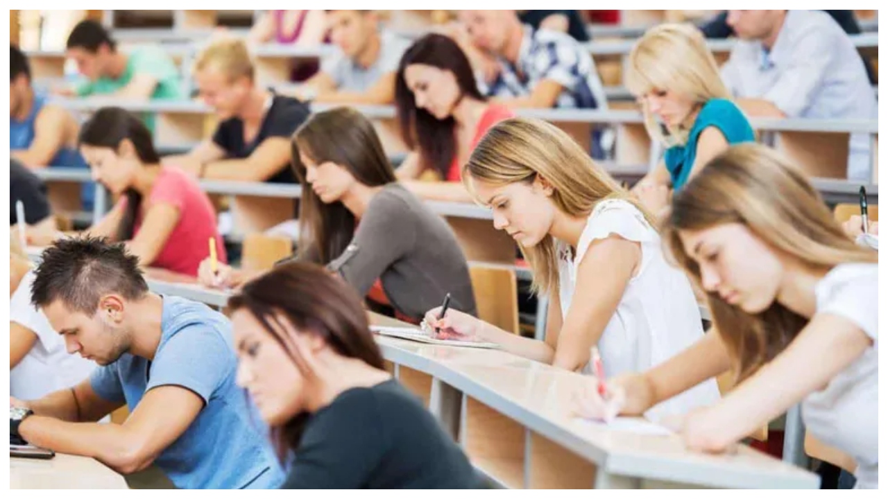 Burse studenţi 2025-2026. Statul rămâne restanţier la recompensarea tinerilor valoroşi