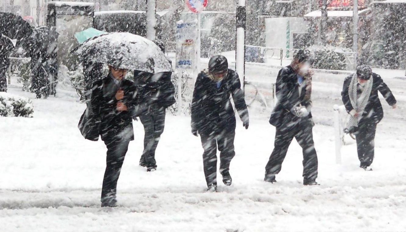 Prognoza meteo. Ninge ca-n povești în Ajunul Crăciunului, inclusiv în Capitală. Se depune strat de zăpadă