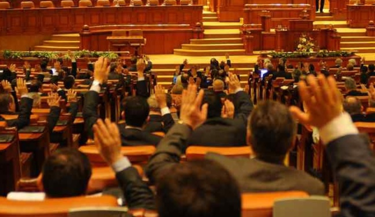 Scandal monstru în Parlament la dezbaterea unei legi pe tema culturii: ”Sunteți cea mai josnica specie de parlamentar, convertit dintr-un propagandist infect putinist” / ”Vă comportați ca ultimul grobian”