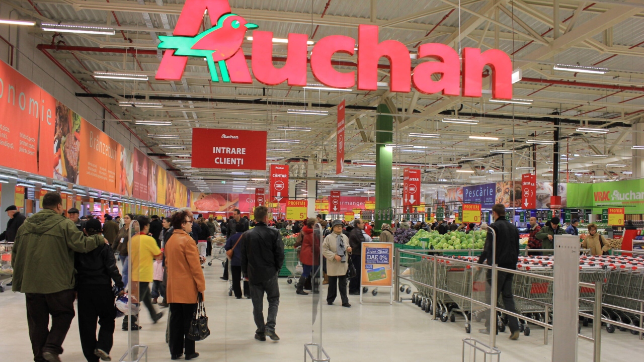 Auchan face angajări. Se dau bonuri de masă și prime de Paște și Crăciun. Care sunt condițiile de angajare