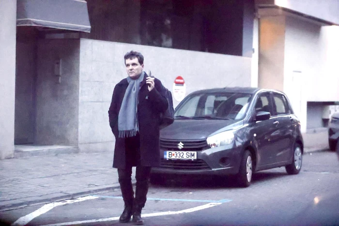 Nicușor Dan, în fața locuinței lui Matei Păun din Capitală (Sursă foto: Click!)