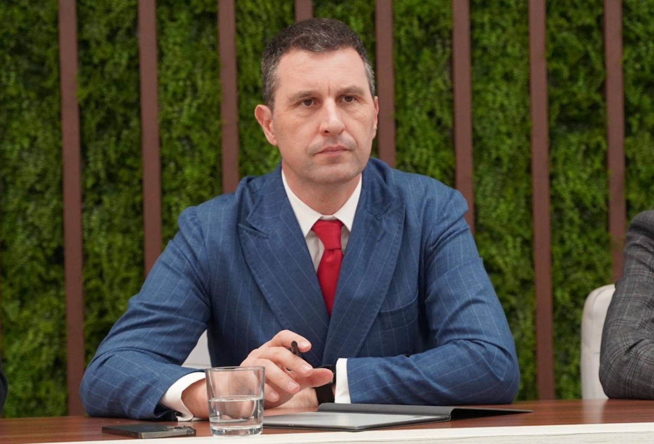 Tanczos Barna neagră că UDMR ar fi pus umărul la înlăturarea reprezentanților PNL și USR din conducerea Camerei Deputaților: „A fost un vot pentru a păstra postul pe care l-am avut și până acum în Biroul Permanent. Nu va exista niciodată o coaliție sau o majoritate în care să fie și AUR și UDMR”