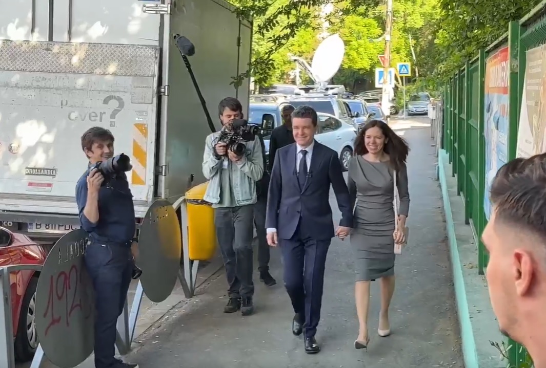 ALEGERI PREZIDENȚIALE 2025. Nicușor Dan, cu soția de mână la vot: Votez pentru un viitor european, curat și demn. Avem șansa unei schimbări reale în clasa politică
