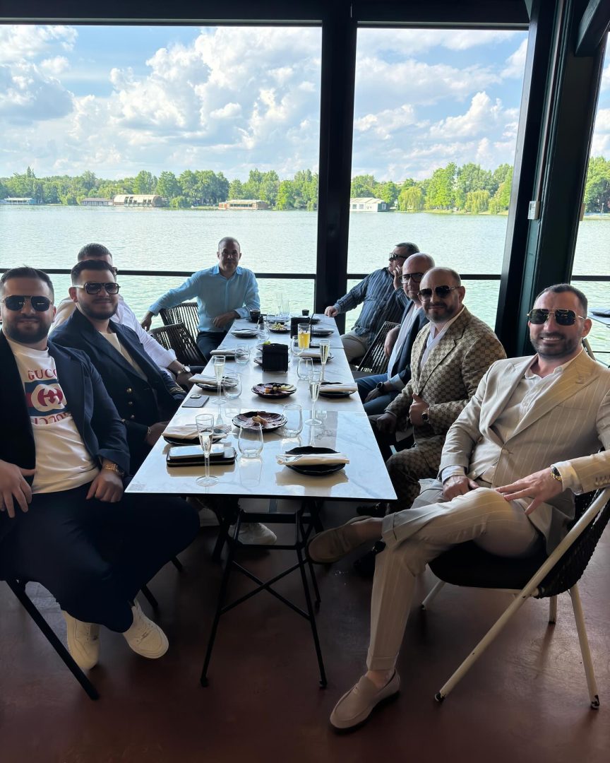 Pescobar, alături de membrii Dinastiei Paliți