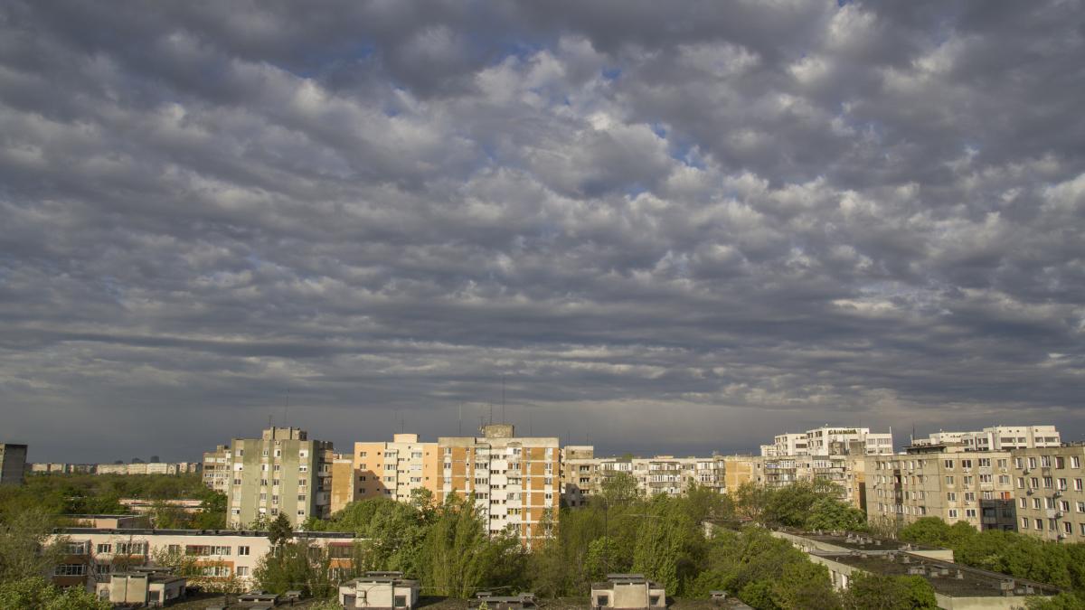 Prognoza meteo. Vremea se va răci semnificativ, se anunţă averse torenţiale, descărcări electrice, intensificări ale vântului, posibil vijelii