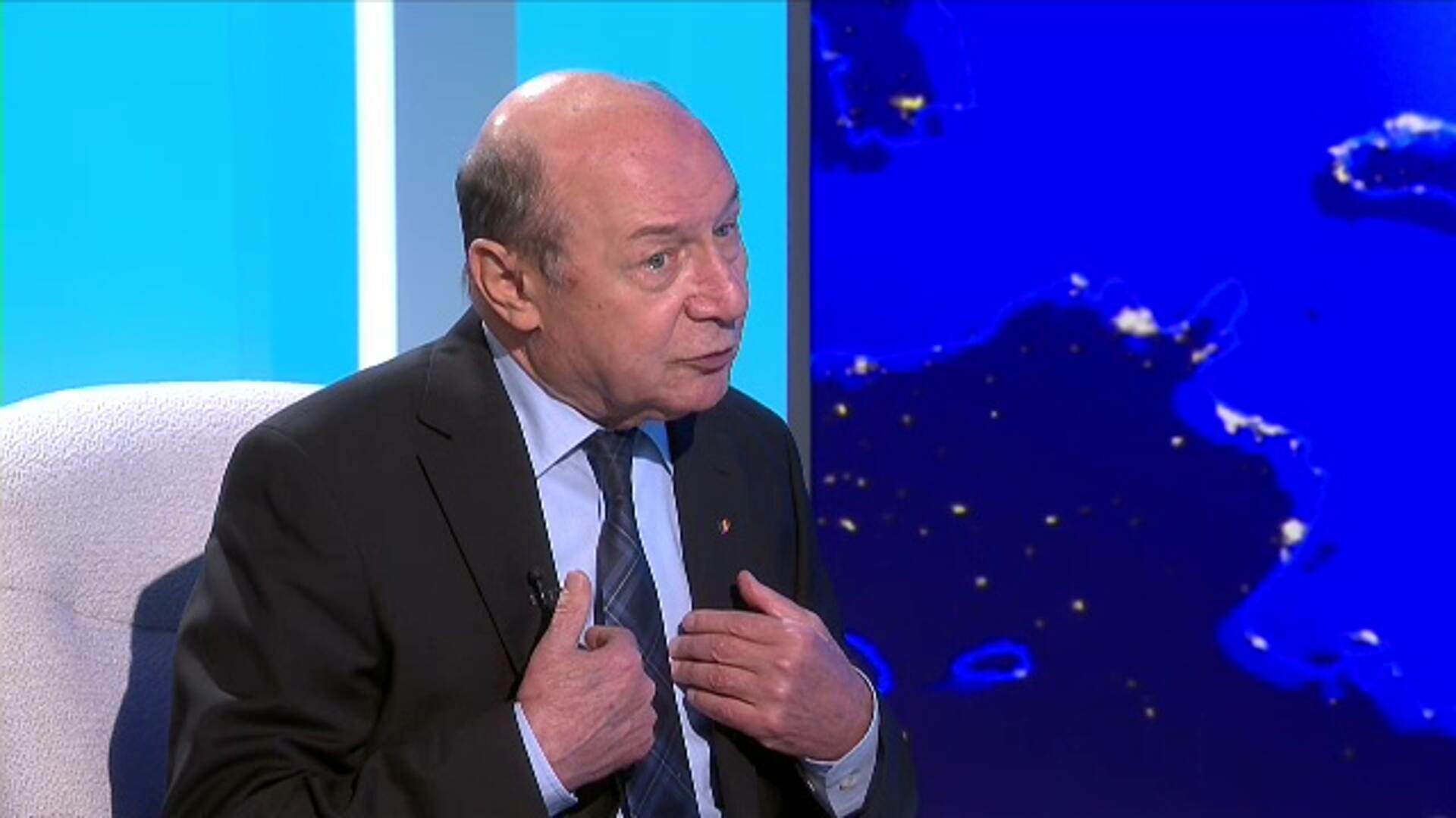 Traian Băsescu mătură pe joc cu Coaliţia „comică” de Guvernare. În locul lui Bolojan, ar fi categoric: „Moțiune de cenzură și lăsați-mă în pace!”