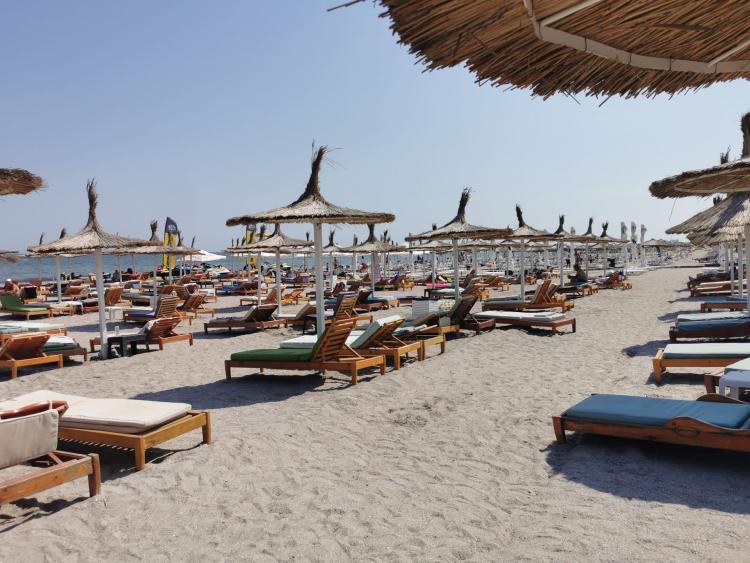 Românii preferă vacanţele cu piscină, mic dejun inclus si plată cu vouchere