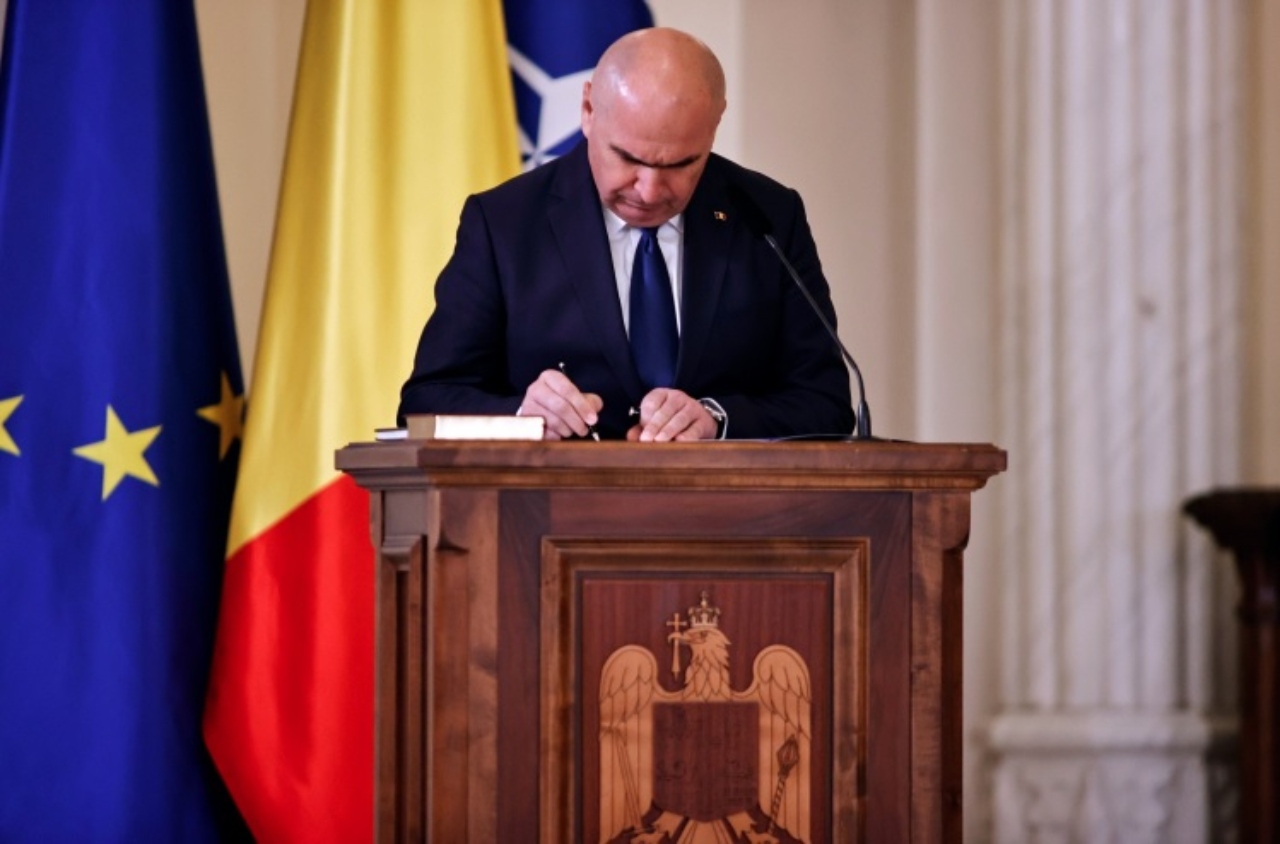 Boieri pe bani publici. LISTA SPORURILOR care ar trebui tăiate de guvern. Subalternii lui Bolojan iau 15 la sută în plus pe lună pentru ”condiții grele”!