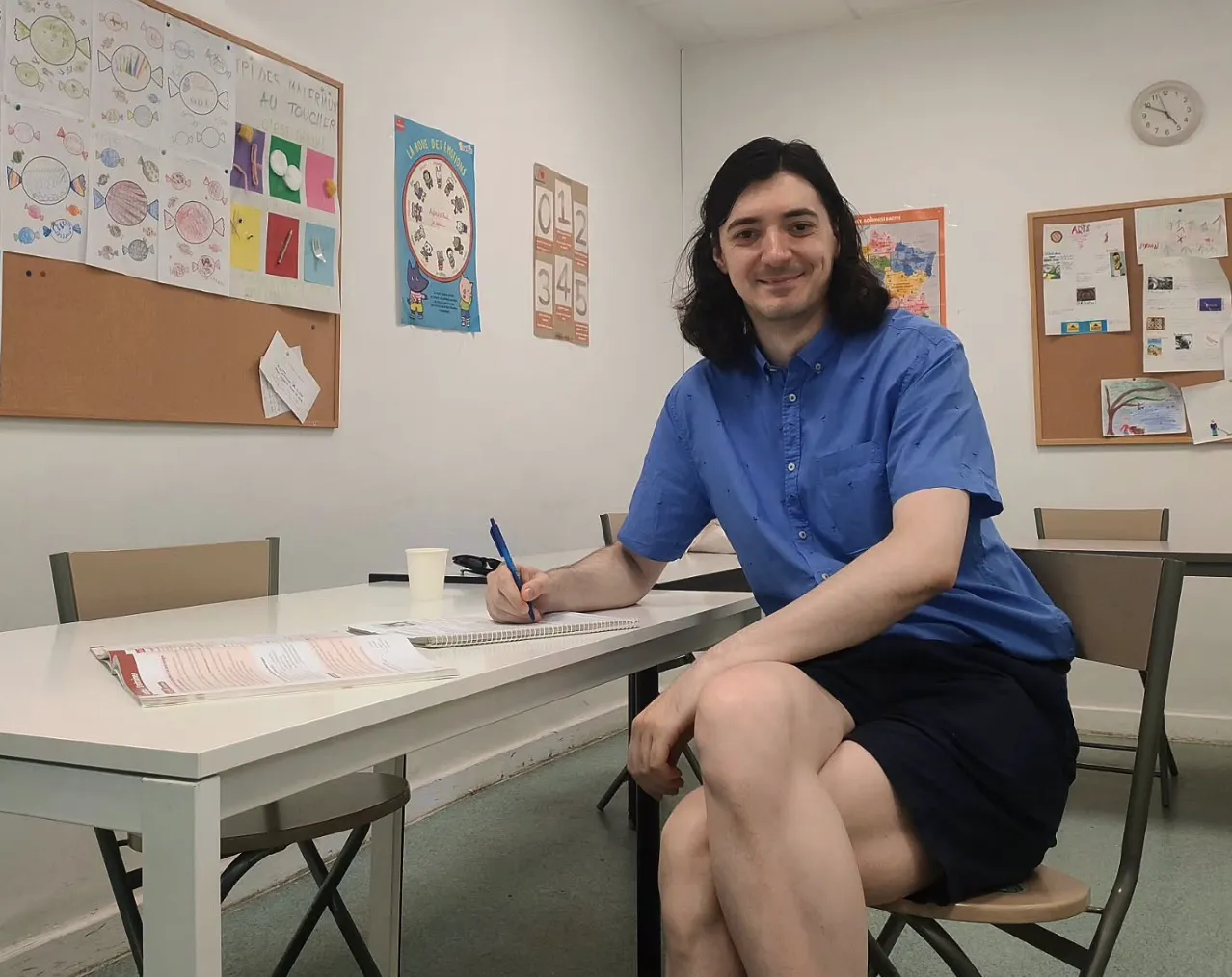 Cu ce se mai ocupă faimosul profesor în fustiţă, care a aprins dezbateri aprinse, în urmă cu un an, pe social media. A făcut cursuri la Institutul Francez şi a publicat o carte de succes
