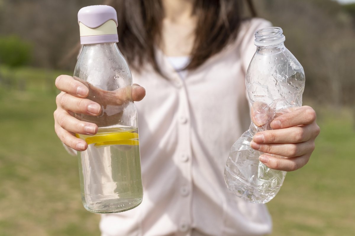 Băuturile la sticlă, mai periculoase decât cele îmbuteliate în plastic? Ce spun ultimele cercetări făcute de francezi