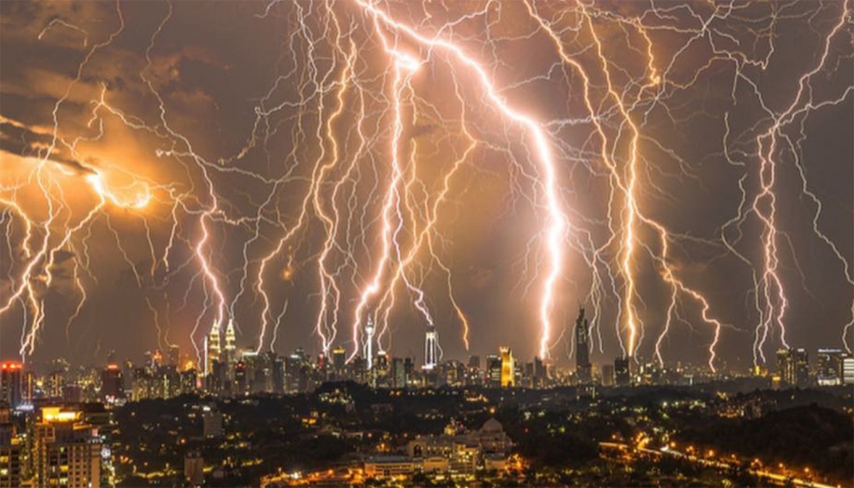 Alerte de fenomene meteo severe. ANM a emis cod galben și portocaliu de ploi și vijelii în mai multe zone din România