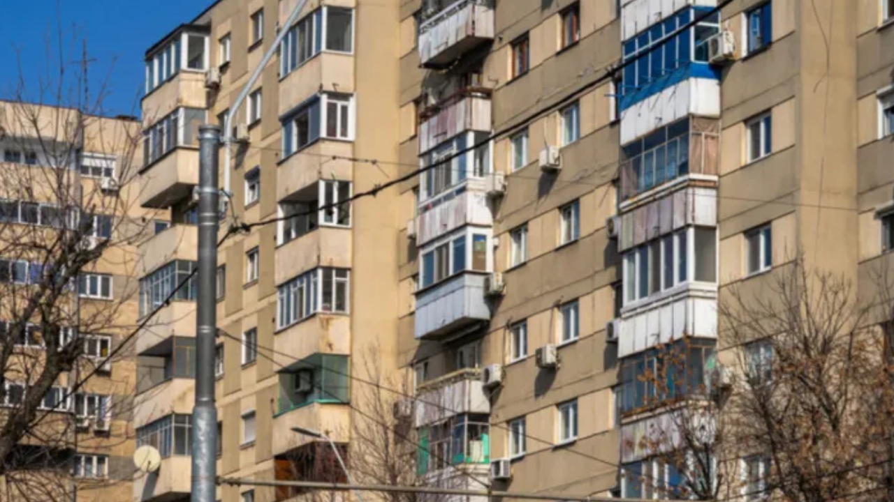 Legea de la bloc de care puțini români știu. Cine are dreptul să-ți intre în apartament fără mandat. Ce amendă riști dacă te opui