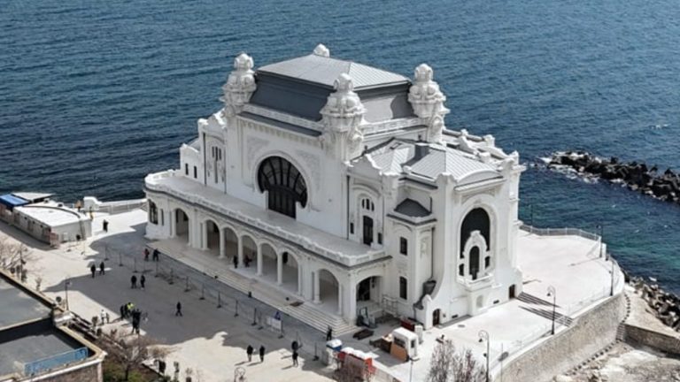 Cazinoul din Constanța a fost vandalizat. Vizitatorii au dat picioare în pereți și au desprins foițele de aur (Sursă foto: Info Sud-Est)
