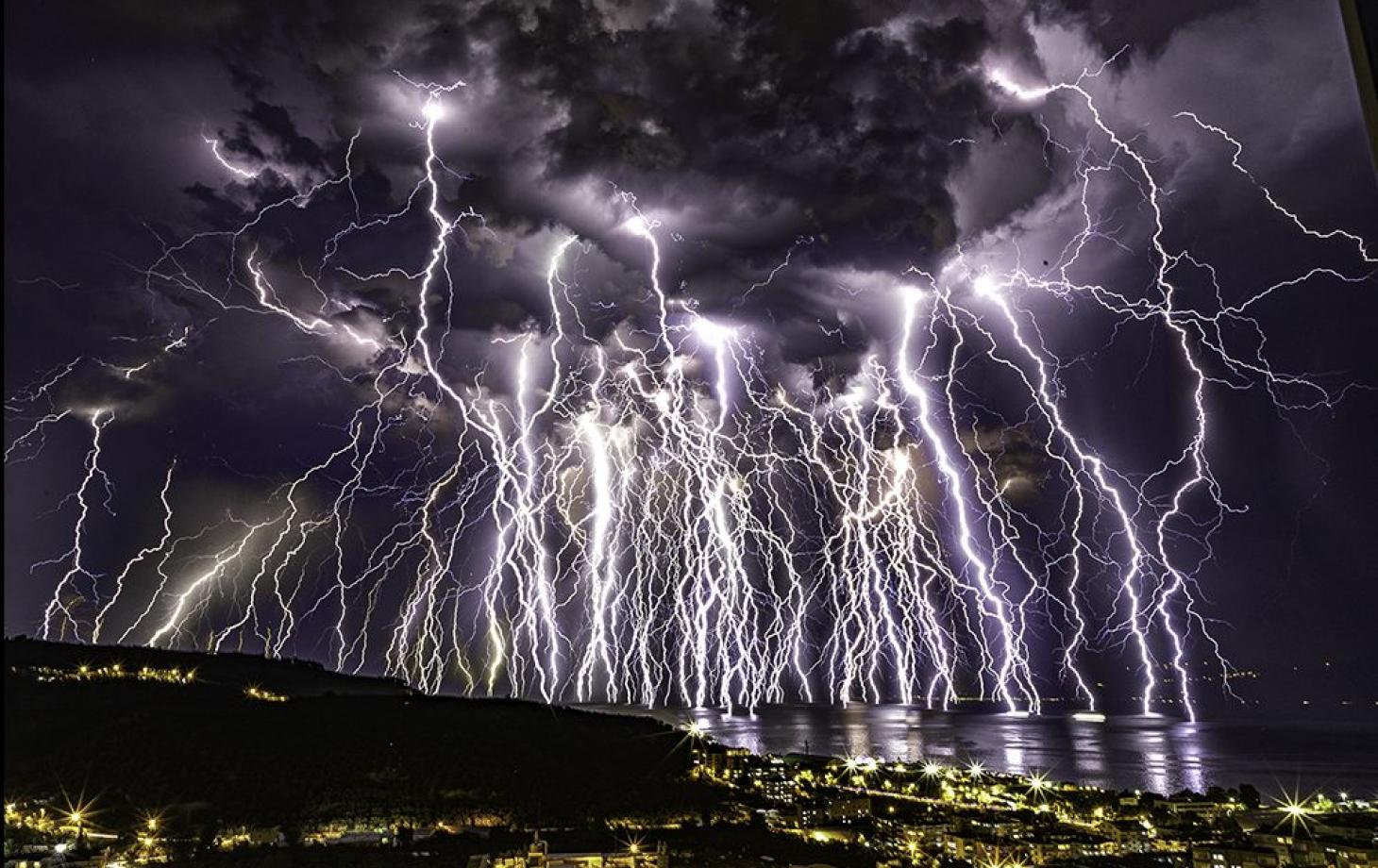 RUPERE DE NORI, furtună cu putere de tornadă după caniculă anunţată de ANM. Norii Cumulonimbus au format celule superlectrice, cu producere de fenomene extreme