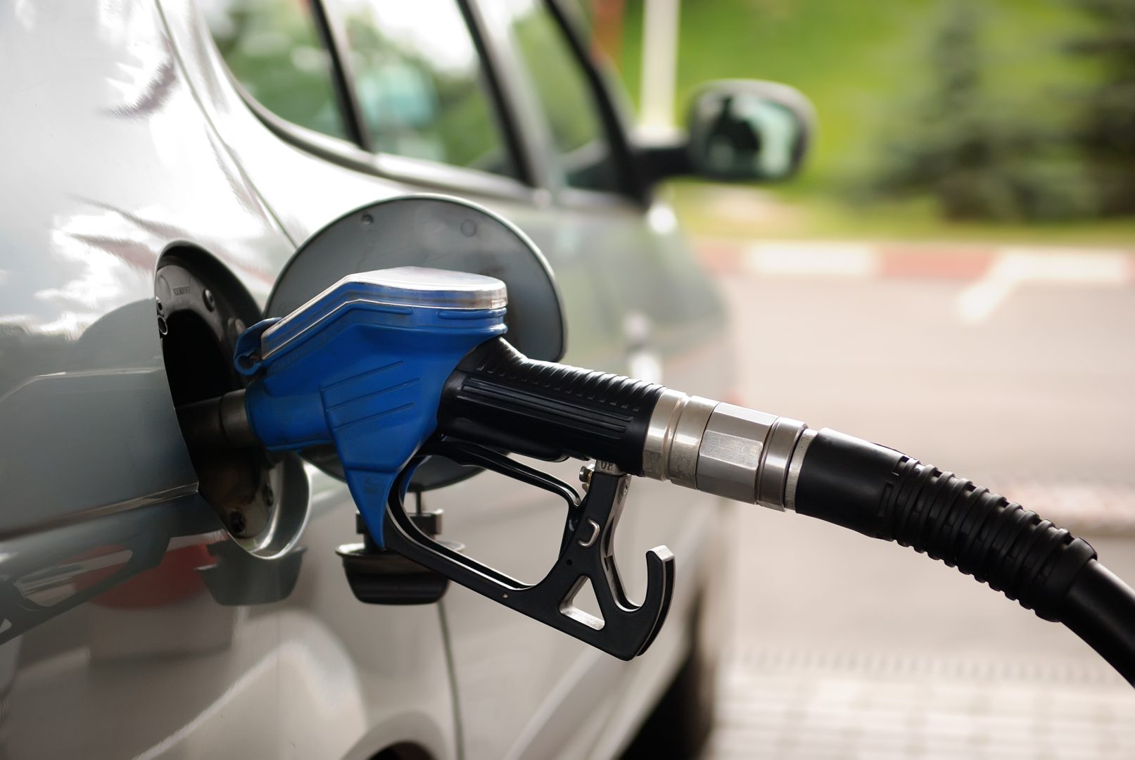Efect devastator al creşterii accizelor cu 10%. Preţuri mai mari la energie şi scumpiri în lanţ la carburanţi, ţigări şi alcool