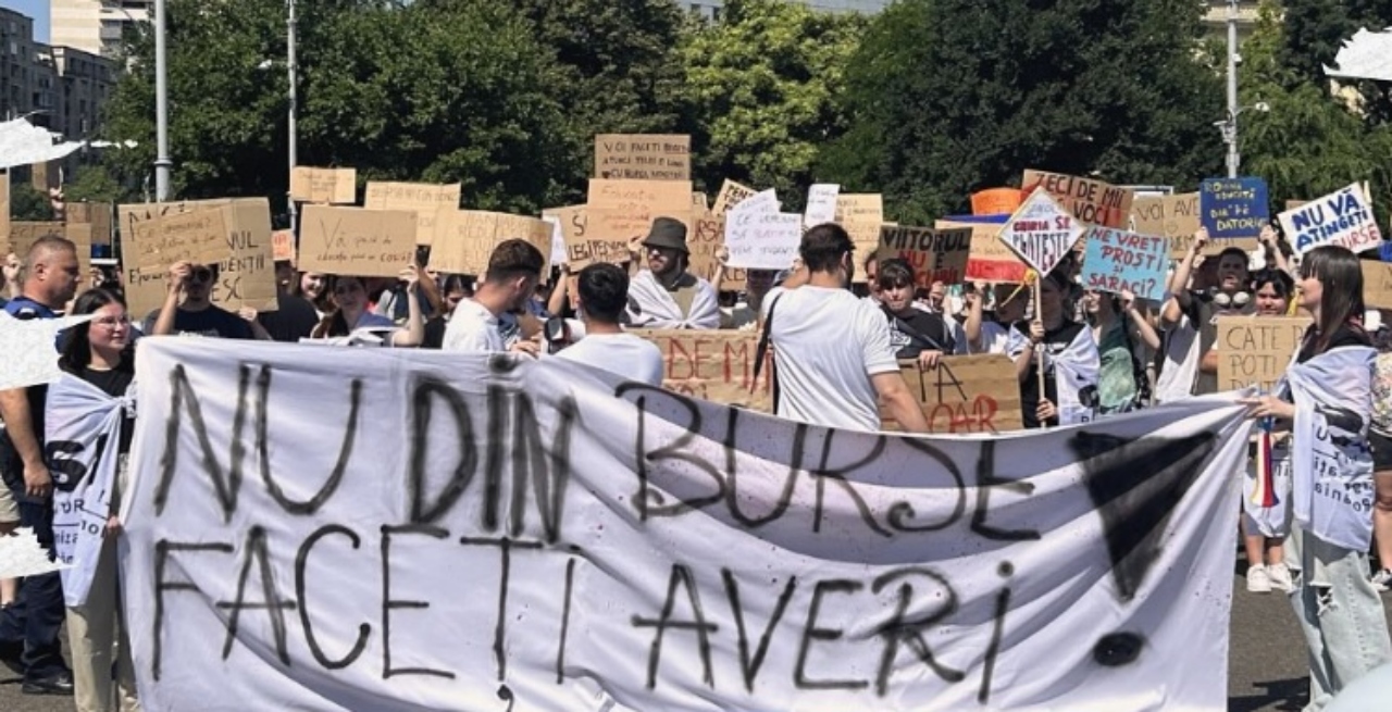 Elevii și studenții protestează duminică în București față de scăderea fondului de burse. ”Nu din burse faceți averi!”