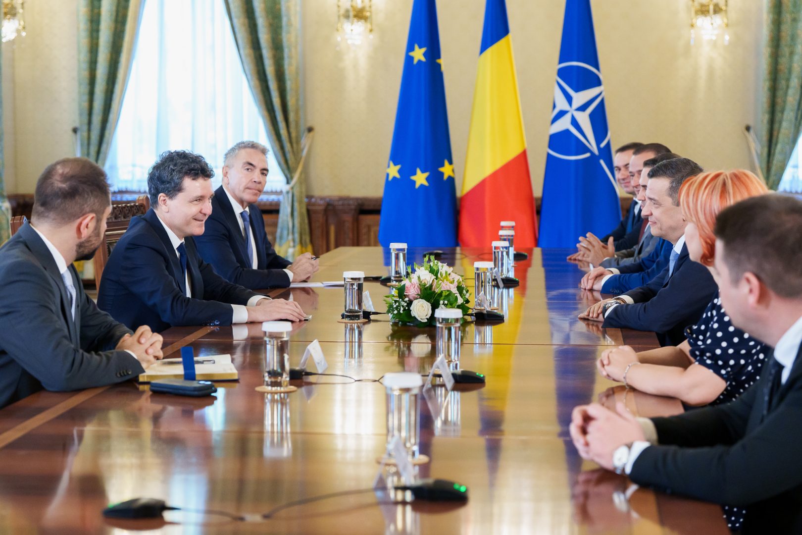 Cineva s-a gândit "să răstoarne masa" şi criza politică se prelungeşte. România e "pe hold" în continuare