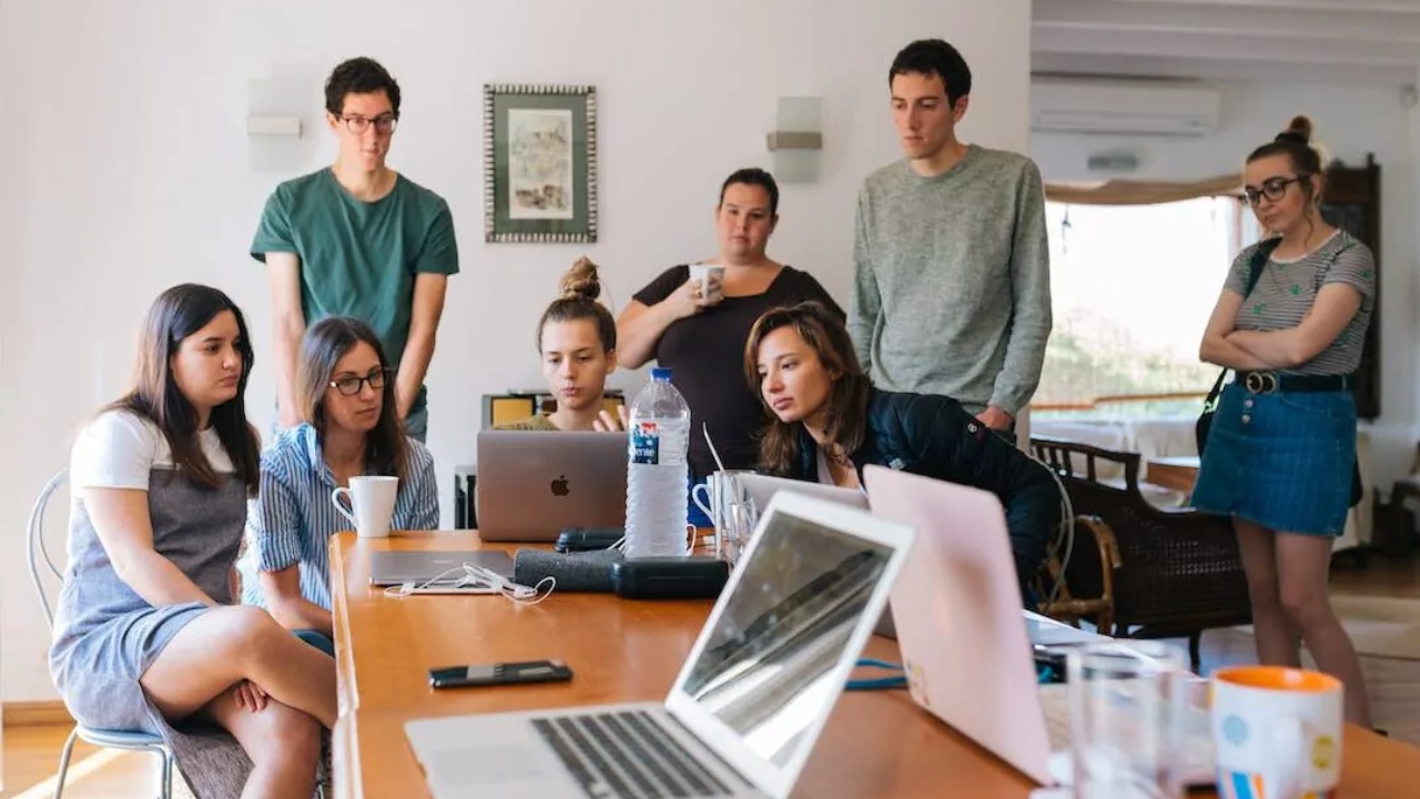 Românii, dispuși să se recalifice pentru un nou job. Cele mai căutate meserii și domenii de activitate în această perioadă