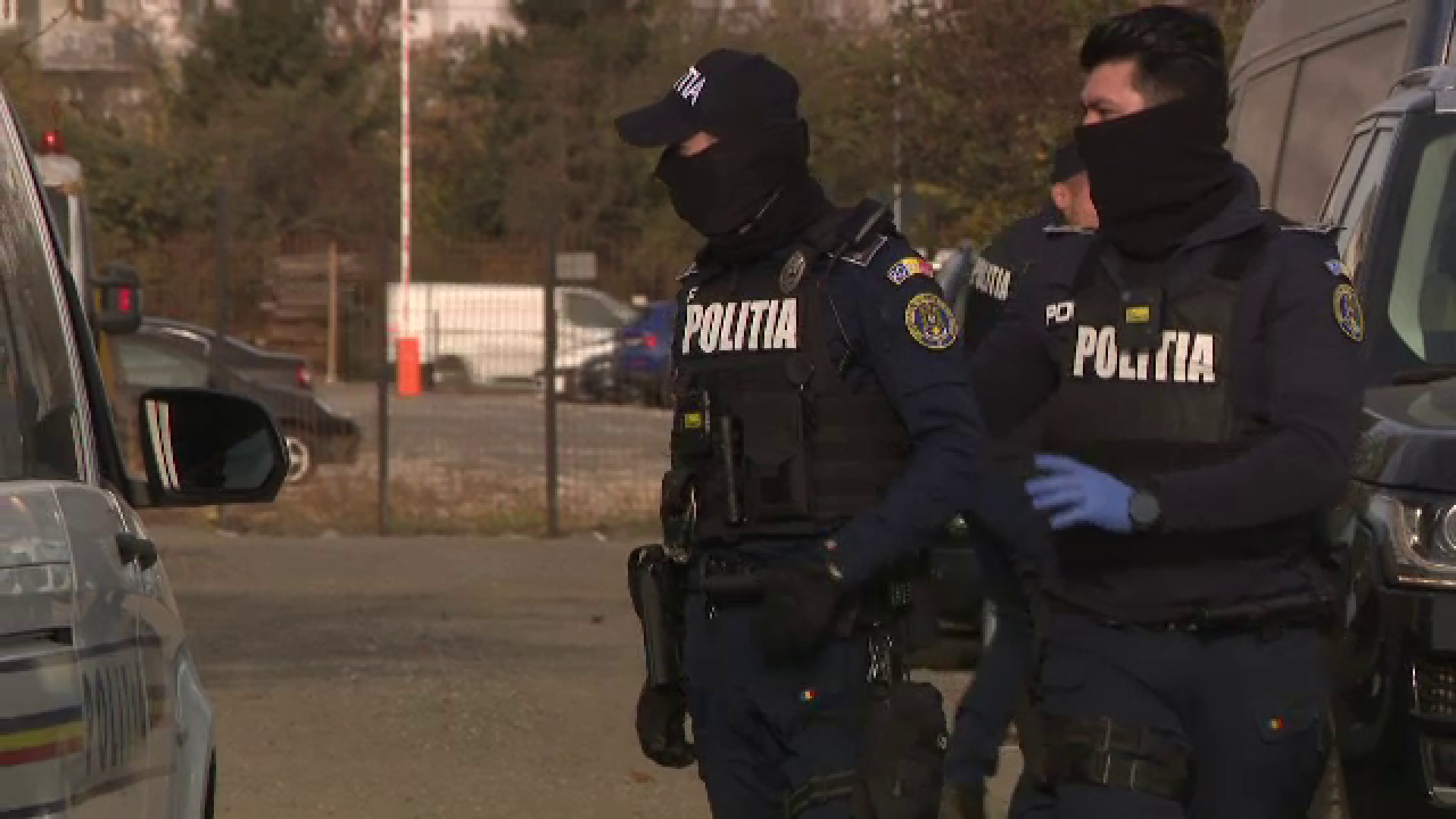 Percheziţii la clanurile Pian şi Purcel, suspectate că au forţat mai multe tinere să se prostitueze. Unii dintre suspecţi, săltați în timp ce jucau barbut