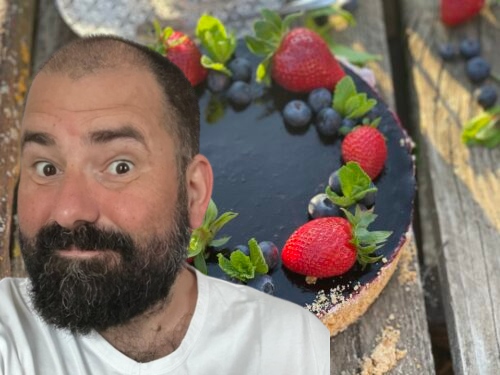 Desertul recomandat de Adi Hădean în miez de vară: cheesecake răcoros cu afine. Fără coacere, super-delicios!