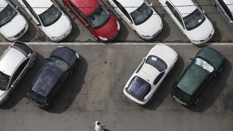 Culmea crizei: Un pensionar din Buzău a plătit 22.000 lei cash pentru un loc de parcare pentru Dacia sa