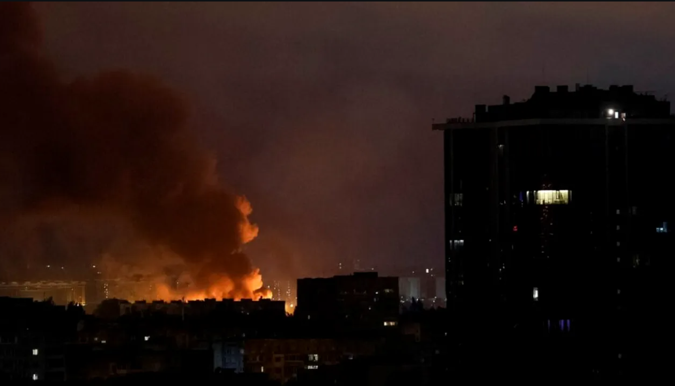 Ucraina, în flăcări! Ploaie de drone și rachete rusești asupra Kievului, au sunat sirenele de război: sunt morţi, răniţi şi oameni prinși sub dărâmături