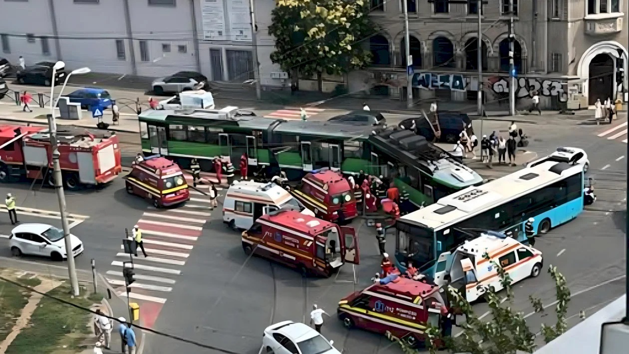 Accident între un tramvai și un autobuz STB în București. 11 persoane au nevoie de îngrijiri medicale