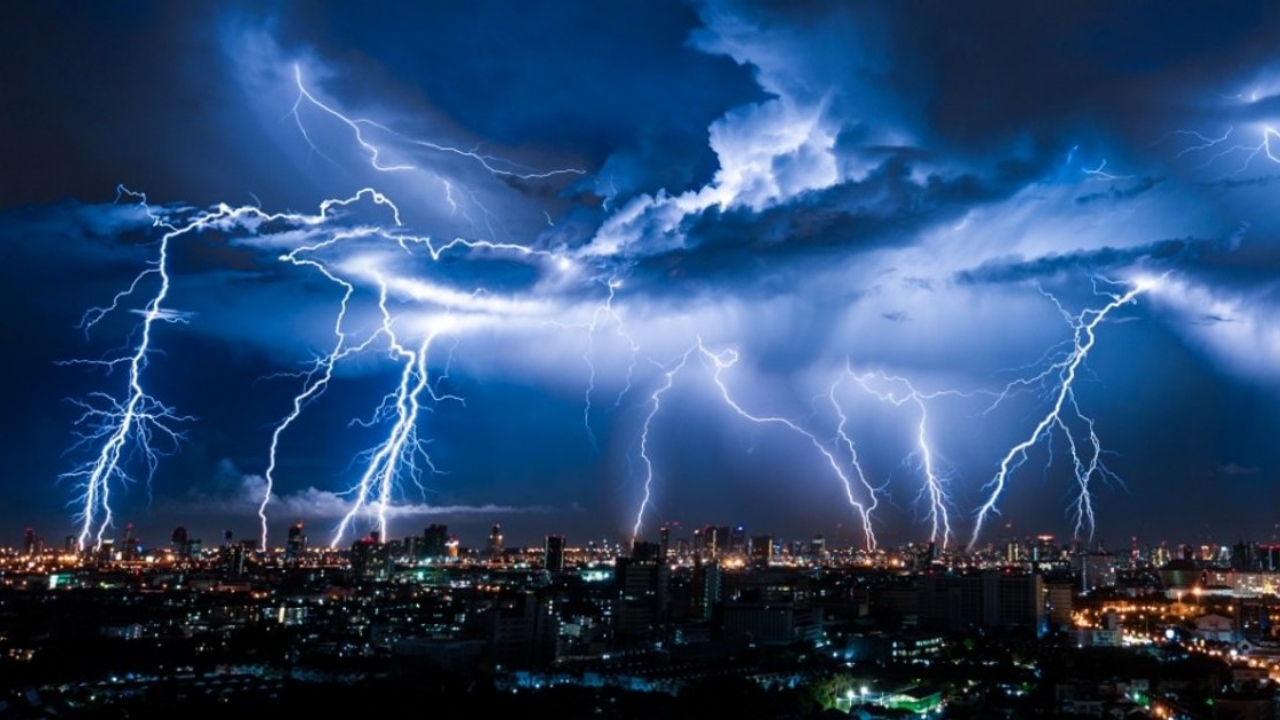 Alertă meteo cod portocaliu și galben de furtuni. Ploile și vijeliile cuprind întreaga țară