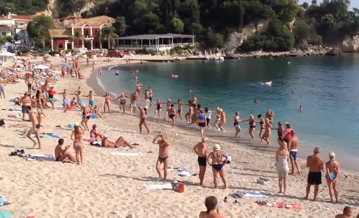 Banca din România care acordă premii clienților care își fac vacanțele în Grecia. 5% cashback și asistență rutieră pentru primii 100.000 de clienți
