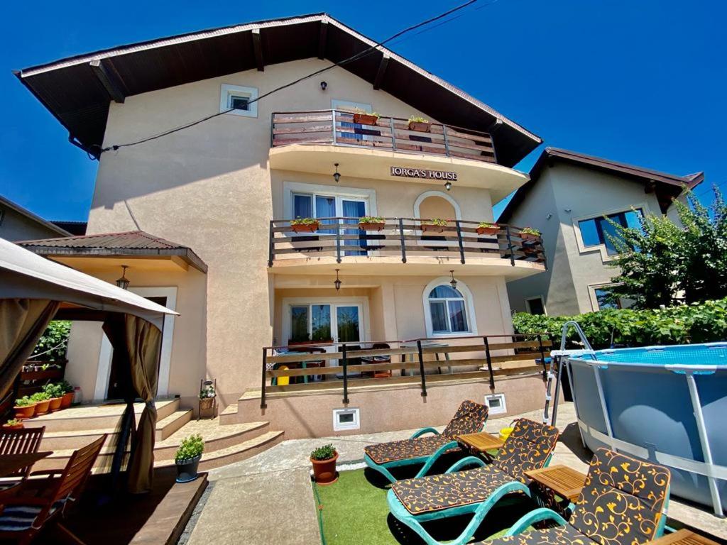 Ce spun turiştii care şi-au petrecut concediul la vila de pe litoral a familiei regretatului Leo Iorga: „Nu aveţi voie să ascultaţi manele, o să fiţi judecaţi”. Replica lui Edy Iorga, fiul artistului: „Unii turişti nu au bun simţ”