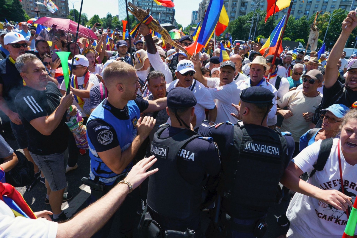Protest violent în Piața Victoriei. Susținătorii lui Călin Georgescu, îmbrânceli cu jandarmii: ”Nicușor, nu uita, România nu-i a ta!” / Protest şi pe A1, un şofer a blocat circulaţia spre Bucureşti