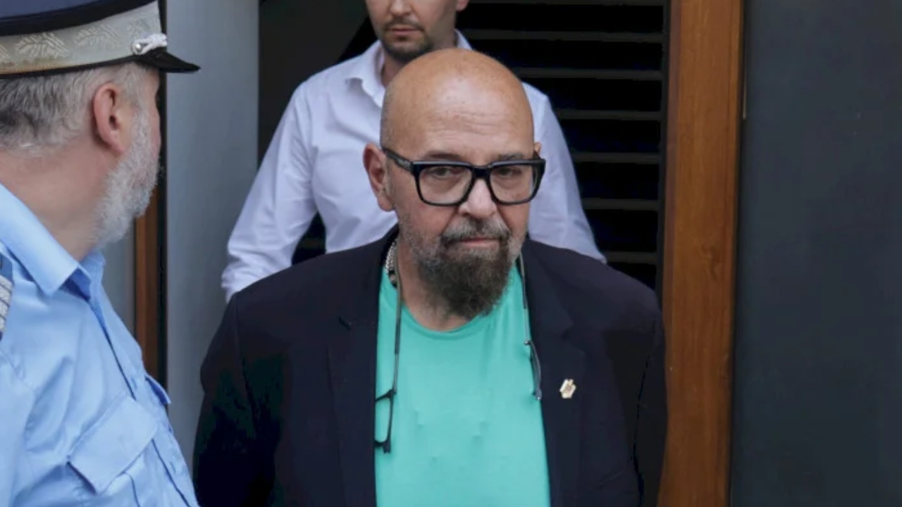 STENOGRAME Cum a anunțat Cristian Popescu Piedone că vine în control la Hotel Internațional Sinaia „Pune-i p-ăia să-și ia halate, tot ce trebuie pe ei, să aibă bonete în cap (…) Să-și facă așa un aranjament frumos prin frigider, să aibă capace pe oale”